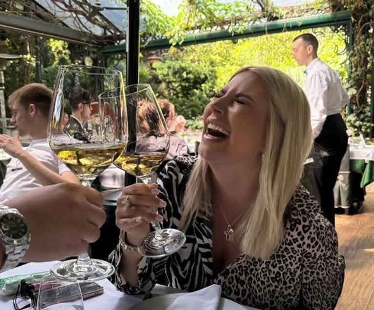 DEA ĐURĐEVIĆ NAKON RASKIDA SA MLADENOM MIJATOVIĆEM SA OVIM MUŠKARCEM: Užuvaju i nazdravaljaju, a osmeh na njenom licu sve govori (FOTO)