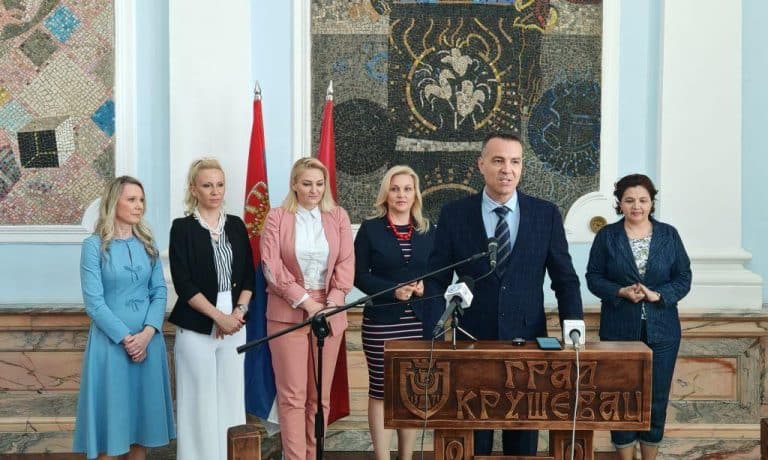 ČISTA ENERGIJA I ENERGETSKA EFIKASNOST ZA GRAĐANE U Gradskoj upravi Kruševca uručeni ugovori građanima po republičkom projektu