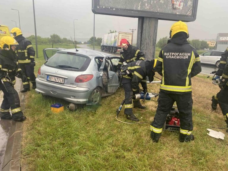 JEDNA OSOBA OSTALA ZAROBLJENA U SLUPANOM VOZILU! Stravična nesreća kod Kragujevca: Vatrogasci spasili povređene, morali da seku vrata automobila! (FOTO)