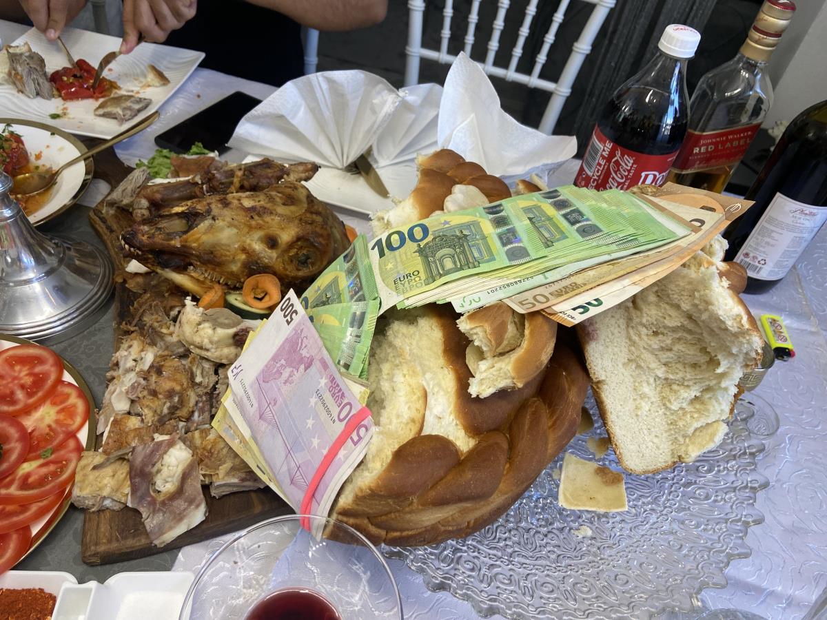 SLAVSKI HLEB “ZAČINJEN” HILJADAMA EVRA, NA SVEĆI “LJUBICA”! Šok prizor sa slavske trpeze u Čačku: “To uvek radimo za Đurđevdan, ovo je razlog” (FOTO)