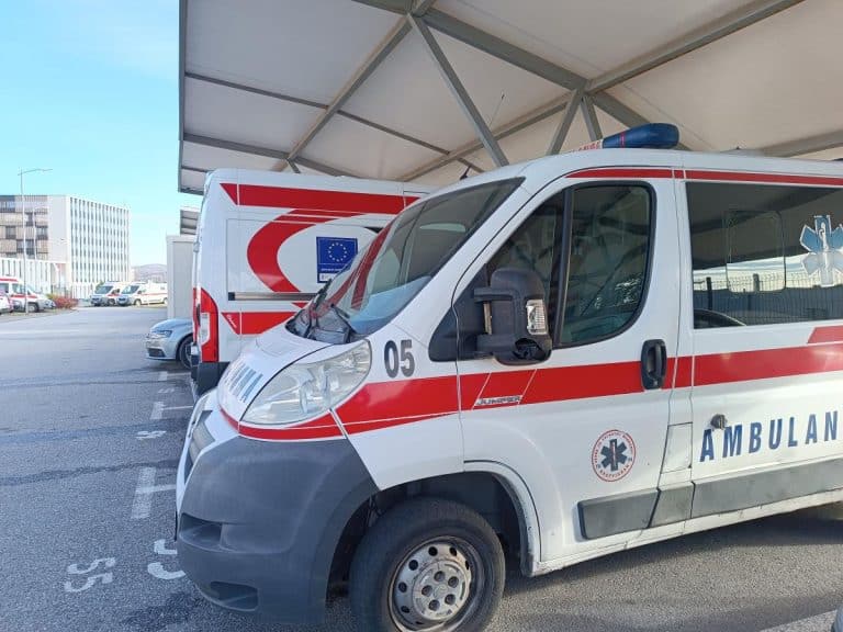 POGINUO MUŠKARAC (30) U TEŠKOJ NESREĆI KOD BARAJEVA: Sleteo sa puta na prugu i udario u voz! Policija u automobilu zatekla jeziv prizor