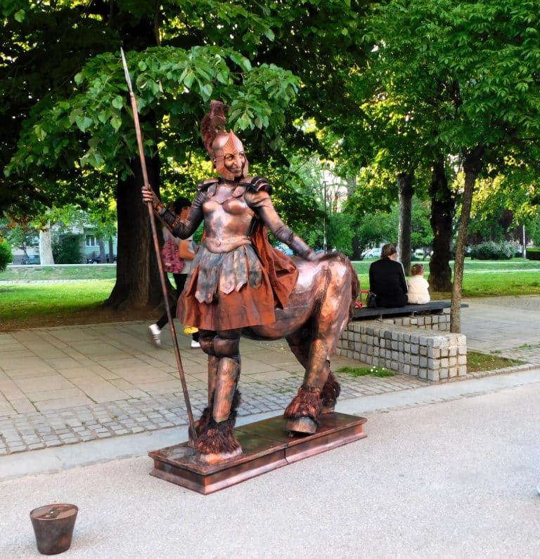 SKUP STATUA NA ŠETALIŠTU, OD KENTAURA DO ANĐELA Peti Internacionalni festival živih statua “Statua fest” (FOTO)