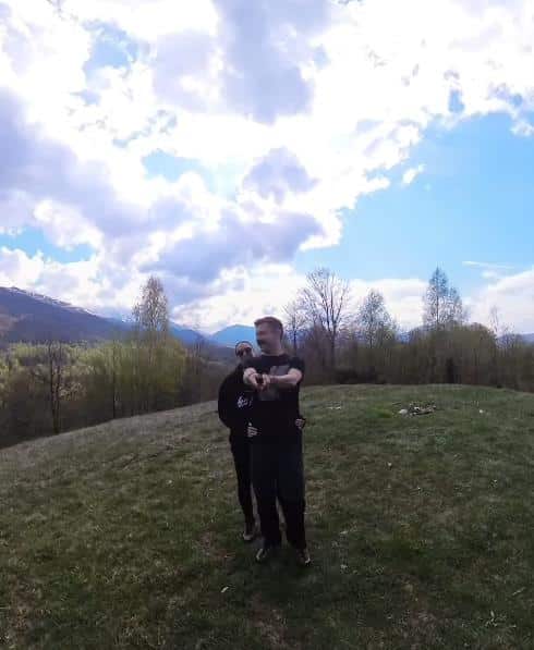 Milan Vasić sa Kosova i Metohije poželeo srećne praznike: Blista od sreće sa trudnom suprugom, pokazao nestvaran krajolik (FOTO)