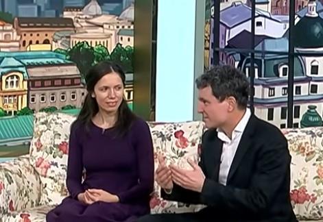Novi predsednik Rumunije 20 godina je u ljubavi sa Mirabel ali ne želi brak: Upoznali su se u noćnom klubu, a evo kako ju je osvojio