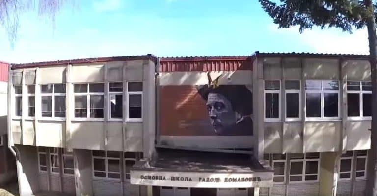 Nezapamćen skandal u OŠ “Radoje Domanović”: Dva osmaka uzela fotografiju učenica sa nastavnicom i napravila užas: “U školi je haos, svi smo potreseni i utučeni”