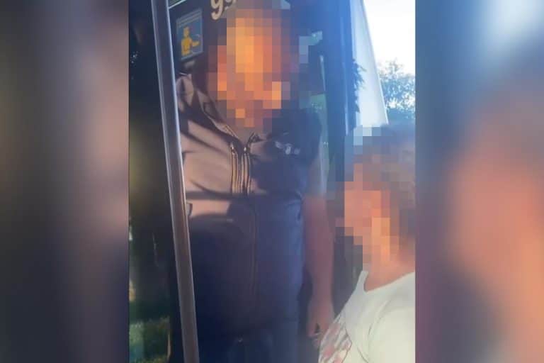 (UZNEMIRUJUĆI VIDEO) VOZAČ AUTOBUSA BIJE ŽENU! Stravičan snimak iz Novog Sada – rođaka tvrdi da je muškarac tukao majku i dve maloletne ćerke zbog karte