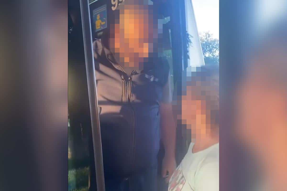 (UZNEMIRUJUĆI VIDEO) VOZAČ AUTOBUSA BIJE ŽENU! Stravičan snimak iz Novog Sada – rođaka tvrdi da je muškarac tukao majku i dve maloletne ćerke zbog karte