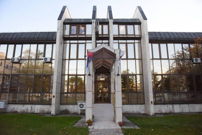 VANREDNI PLENUM FOTELJAŠA U KRAGUJEVCU: Hoće da izglasaju zahtev za prevremene izbore (FOTO)