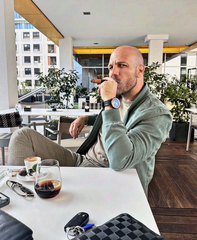 BIVŠI MANEKEN UHVAĆEN U NOĆNOM PROVODU U SRCU BEOGRADA! Bane Janković uživao u glasu Zvezde Granda, jedan potez pokazao koliko je galantan (FOTO)