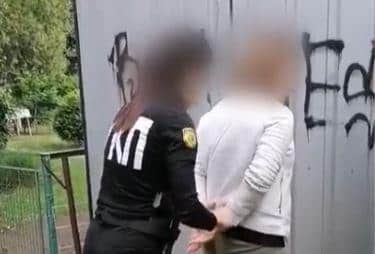 GOSPOĐI SA BELOM TAŠNICOM LISICE NA RUKE STAVLJENE NA PARKINGU Pogledajte kako policajka UKP hapsi carinskog agenta koja je carinila na neviđeno, bez robe VIDEO