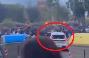 UZNEMIRUJUĆE SCENE! Beli auto pregazio navijače! Usledio je stampedo – evo šta su mu uradili (VIDEO)