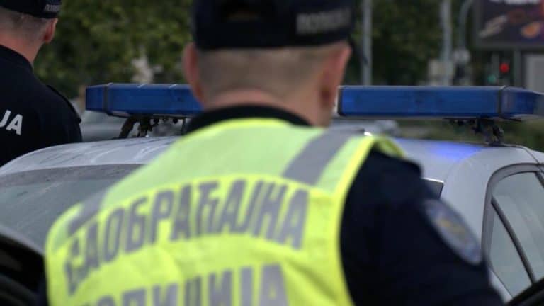ČOVEK MORTUS PIJAN VOZIO MOTOKULTIVATOR, POLICAJCI GA UHVATILI I ZADRŽALI: Pored njega iz saobraćaja zbog alkohola isključeno još 13 vozača!