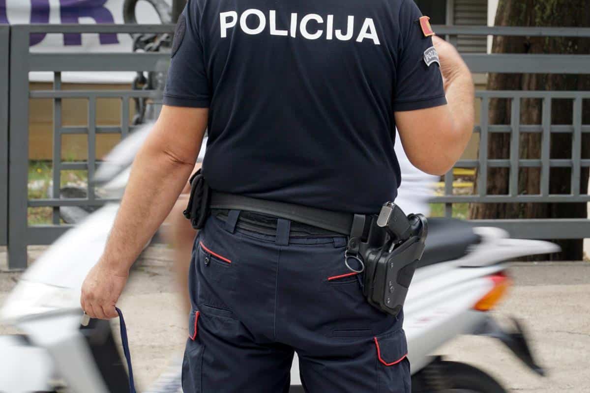 ŠMRKALI KOKAIN NA TERASI, A ONDA JE UPALA POLICIJA! Filmska akcija u restoranu u Budvi, droga rasuta po stolu, diler uhapšen!