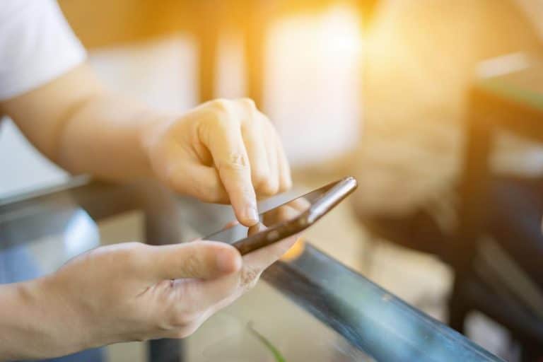 Vaš telefon vas prati i prisluškuje: Evo kako tačno da to sprečite