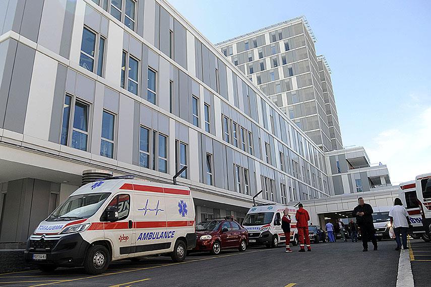 IZBODENI MUŠKARAC SAM DOŠAO U URGENTNI, PA POBEGAO IZ BOLNICE: Stranci se potukli ispred tržnog centra u Beogradu pa potegli noževe