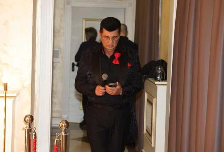 POZNATI VODITELJ STAVLJA ZLATO NA LICE! Na pragu sedme decenije izgleda kao pravi mladić i šeta samo mlađe devojke (FOTO)