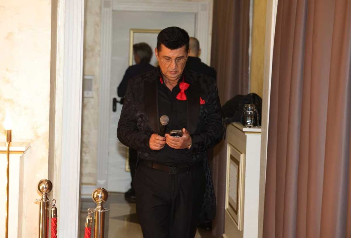 POZNATI VODITELJ STAVLJA ZLATO NA LICE! Na pragu sedme decenije izgleda kao pravi mladić i šeta samo mlađe devojke (FOTO)